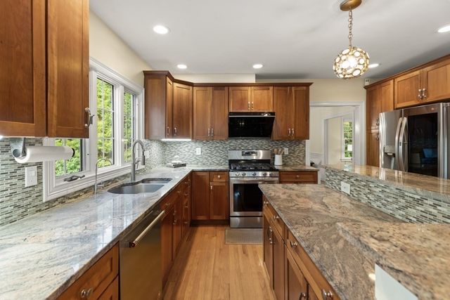 5 Green Meadow Dr, Lynnfield, MA 01940
