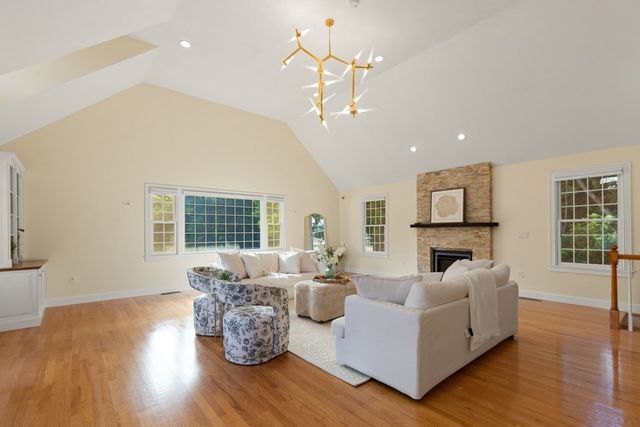 5 Green Meadow Dr, Lynnfield, MA 01940