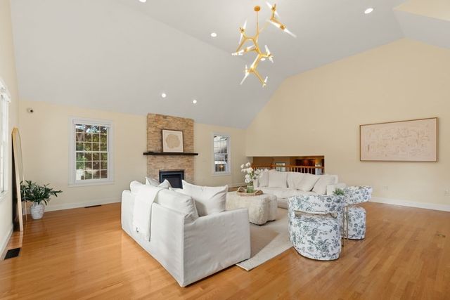 5 Green Meadow Dr, Lynnfield, MA 01940
