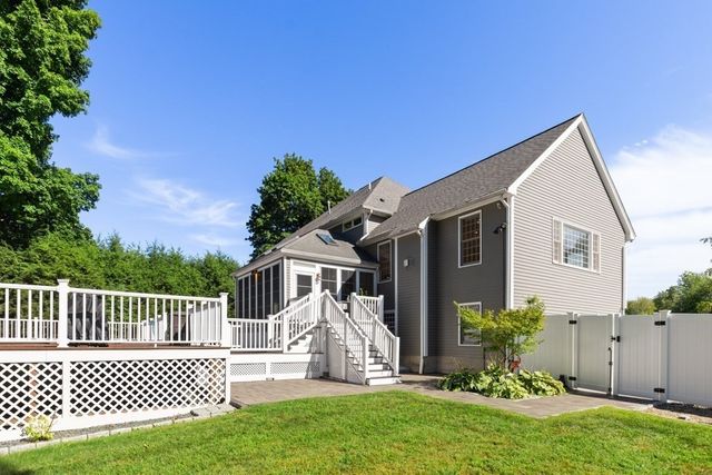 5 Green Meadow Dr, Lynnfield, MA 01940