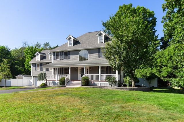 5 Green Meadow Dr, Lynnfield, MA 01940