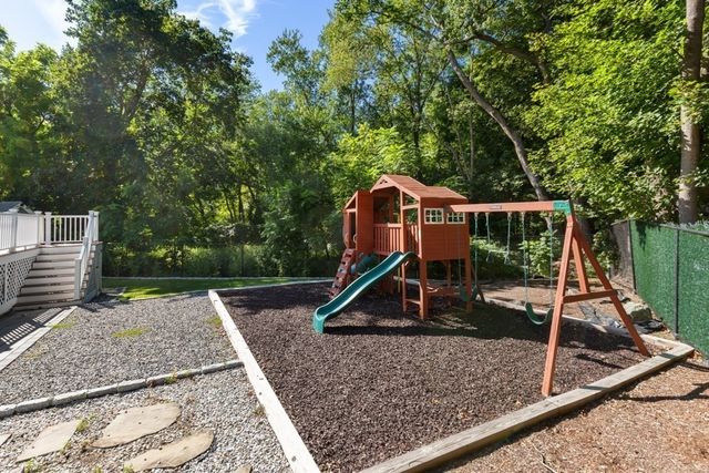5 Green Meadow Dr, Lynnfield, MA 01940
