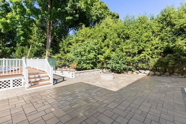 5 Green Meadow Dr, Lynnfield, MA 01940