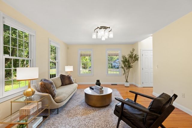 5 Green Meadow Dr, Lynnfield, MA 01940