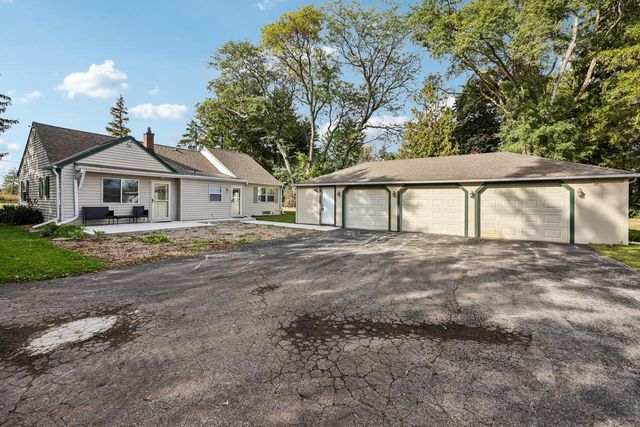 10216 N Baehr ROAD, Mequon, WI 53092