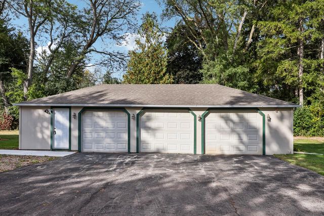 10216 N Baehr ROAD, Mequon, WI 53092