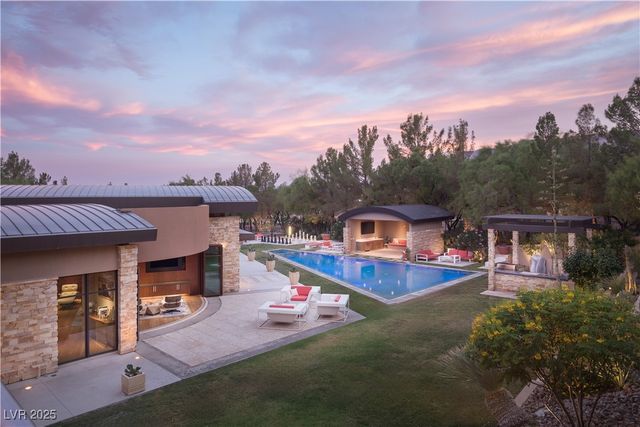 55 Skybird Court, Las Vegas, NV 89135