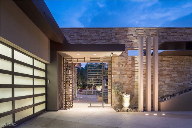 55 Skybird Court, Las Vegas, NV 89135