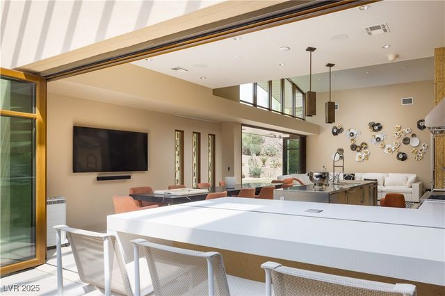 55 Skybird Court, Las Vegas, NV 89135