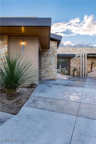 55 Skybird Court, Las Vegas, NV 89135