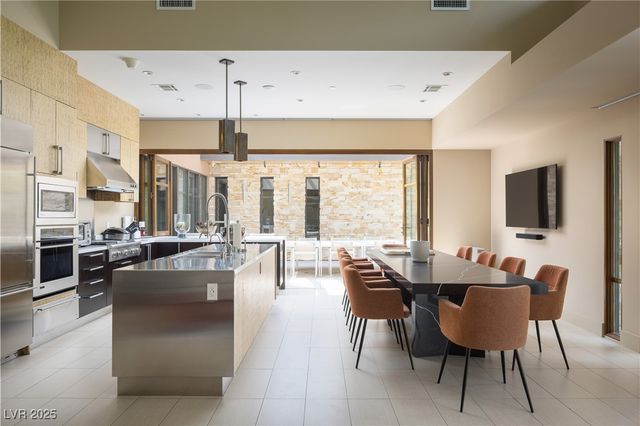 55 Skybird Court, Las Vegas, NV 89135