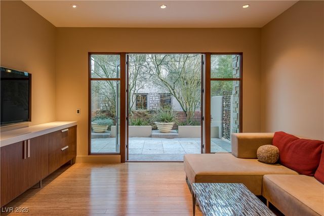 55 Skybird Court, Las Vegas, NV 89135