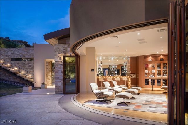 55 Skybird Court, Las Vegas, NV 89135