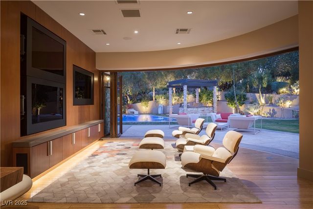 55 Skybird Court, Las Vegas, NV 89135