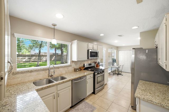 6 Hawkseye Place, The Woodlands, TX 77381
