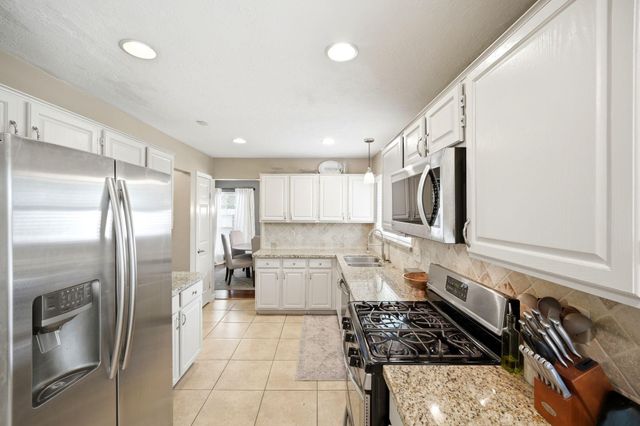 6 Hawkseye Place, The Woodlands, TX 77381