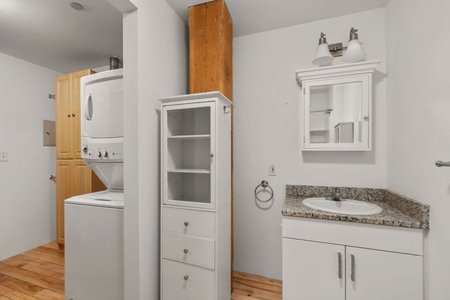 21 Wormwood St 323, Boston, MA 02210