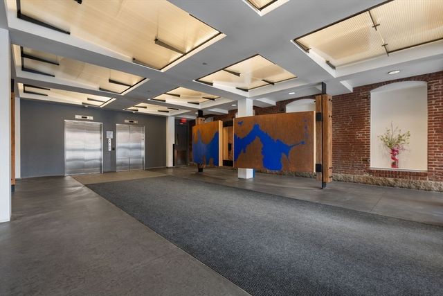 21 Wormwood St 323, Boston, MA 02210