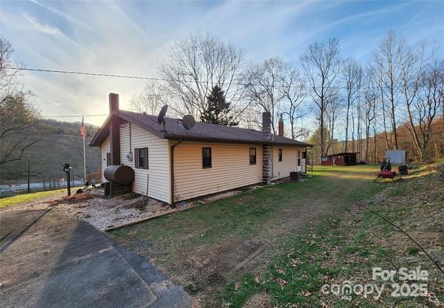 433 Deneen Road, Burnsville, NC 28714