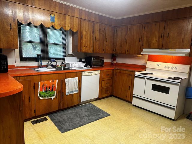433 Deneen Road, Burnsville, NC 28714
