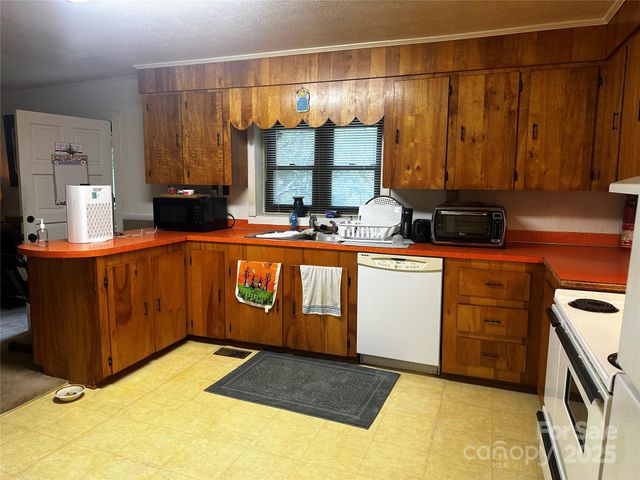 433 Deneen Road, Burnsville, NC 28714