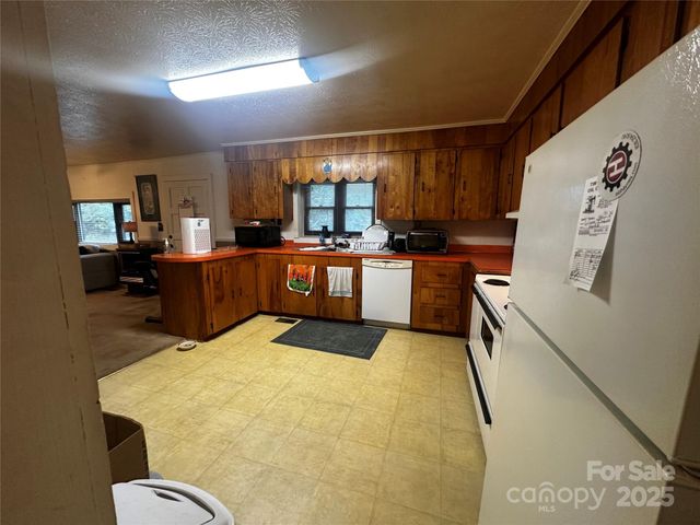 433 Deneen Road, Burnsville, NC 28714