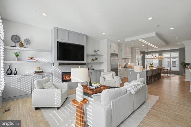 8215 RIVER RD, Bethesda, MD 20817