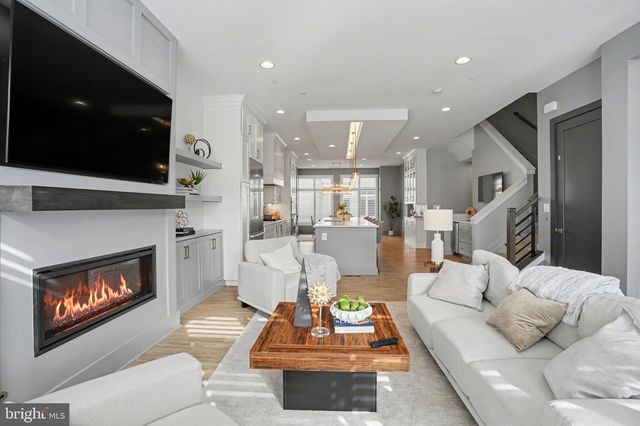 8215 RIVER RD, Bethesda, MD 20817