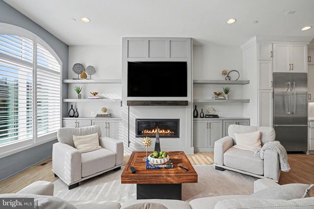 8215 RIVER RD, Bethesda, MD 20817