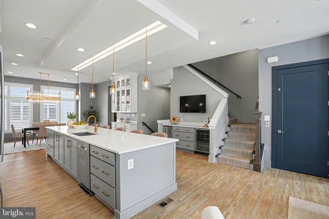 8215 RIVER RD, Bethesda, MD 20817