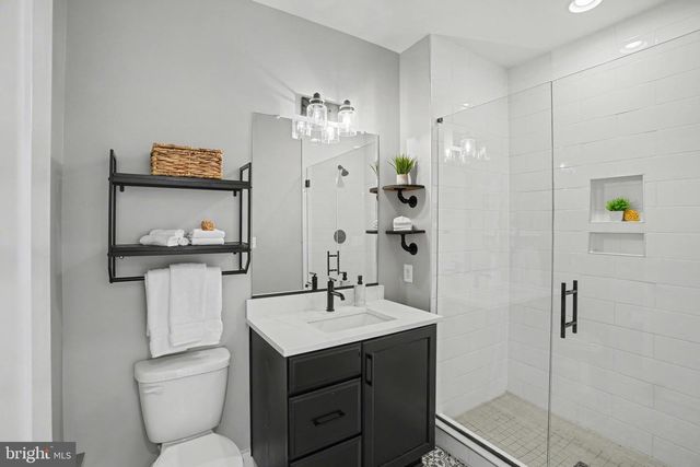 8215 RIVER RD, Bethesda, MD 20817