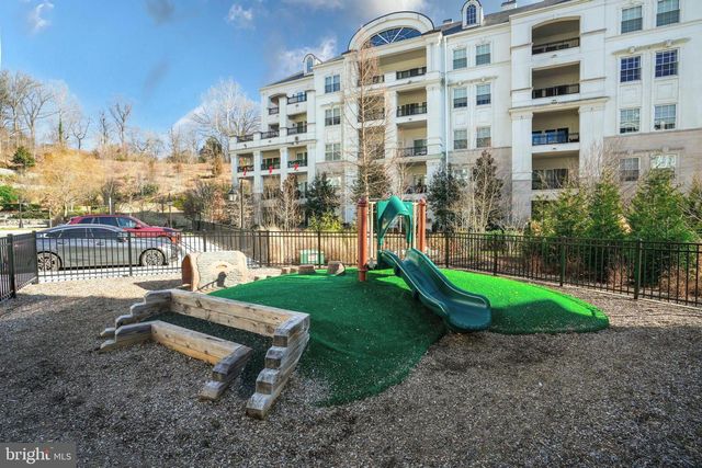 8215 RIVER RD, Bethesda, MD 20817