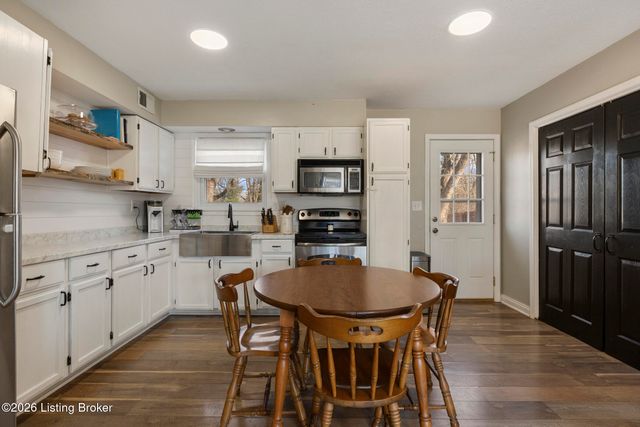 6812 Village Green Blvd, Pewee Valley, KY 40056