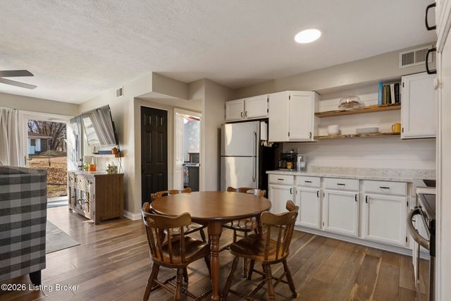 6812 Village Green Blvd, Pewee Valley, KY 40056