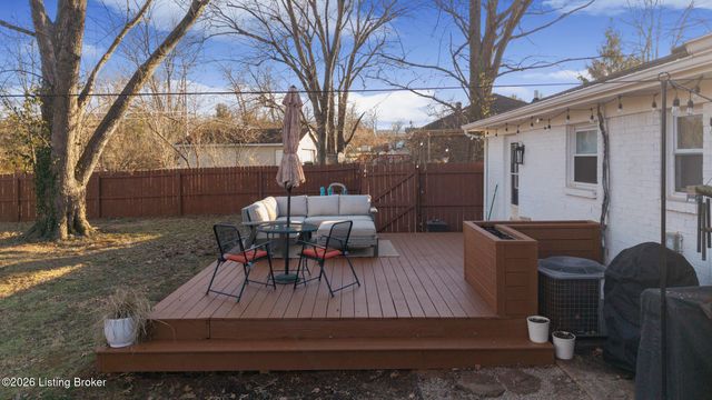 6812 Village Green Blvd, Pewee Valley, KY 40056