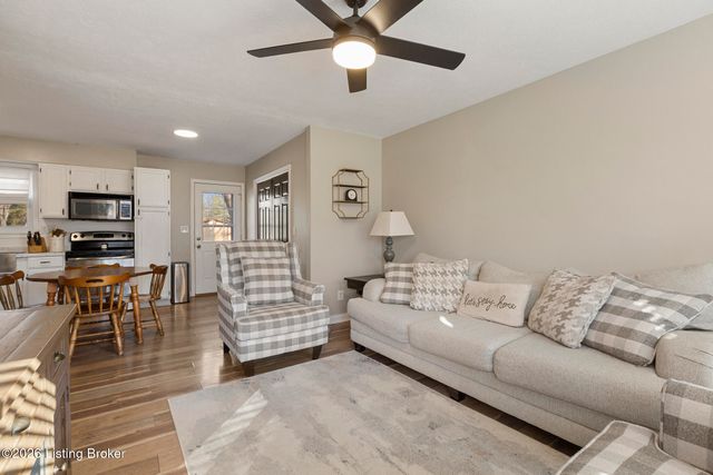 6812 Village Green Blvd, Pewee Valley, KY 40056