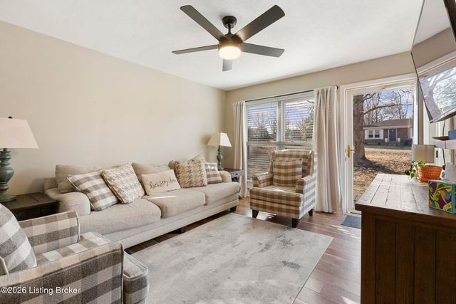 6812 Village Green Blvd, Pewee Valley, KY 40056