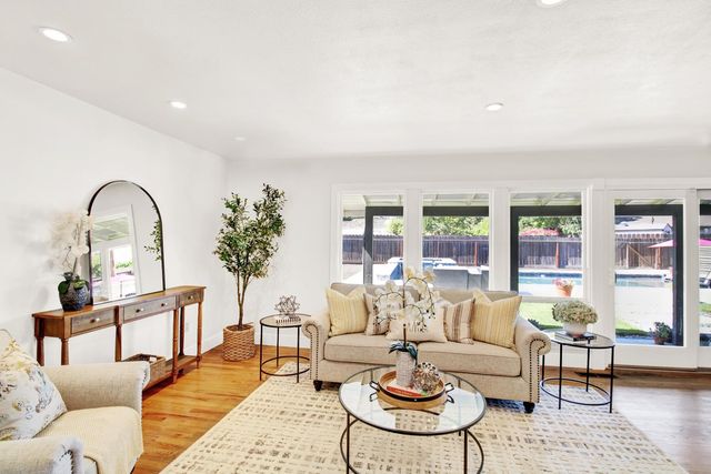205 Robin Hood Dr, Modesto, CA 95350