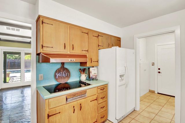 205 Robin Hood Dr, Modesto, CA 95350