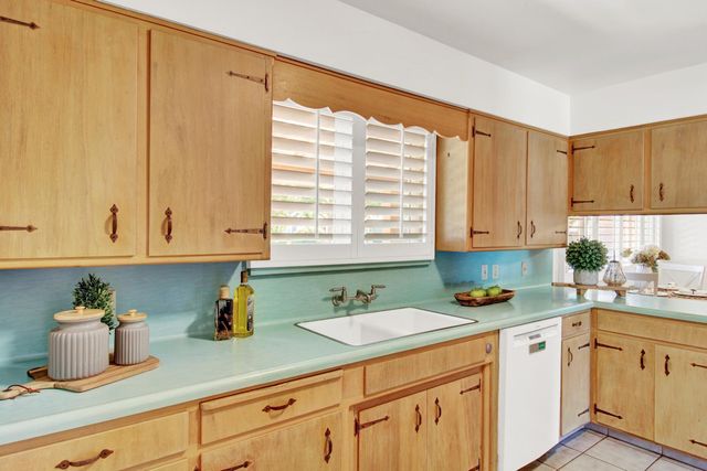 205 Robin Hood Dr, Modesto, CA 95350