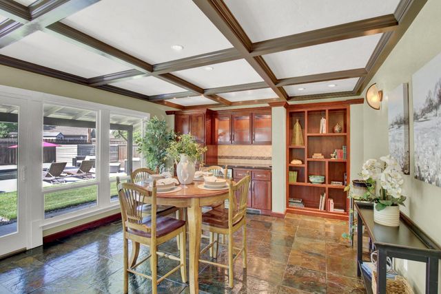 205 Robin Hood Dr, Modesto, CA 95350