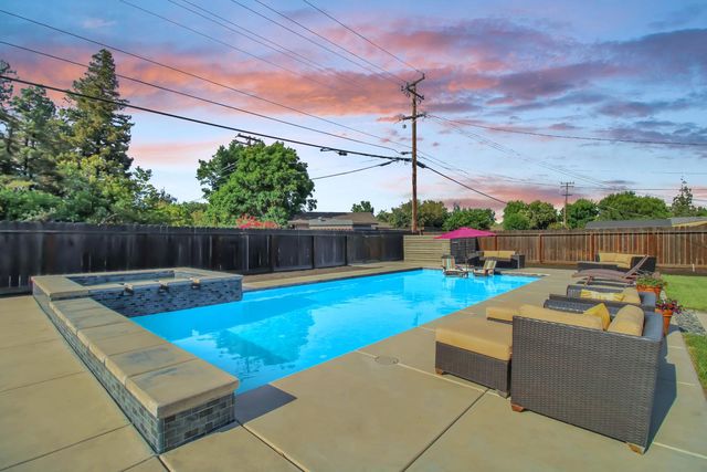 205 Robin Hood Dr, Modesto, CA 95350