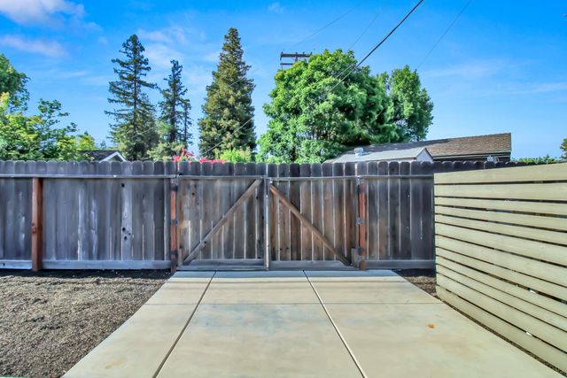 205 Robin Hood Dr, Modesto, CA 95350