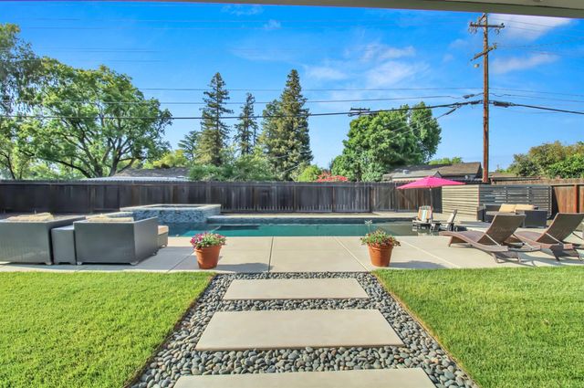 205 Robin Hood Dr, Modesto, CA 95350