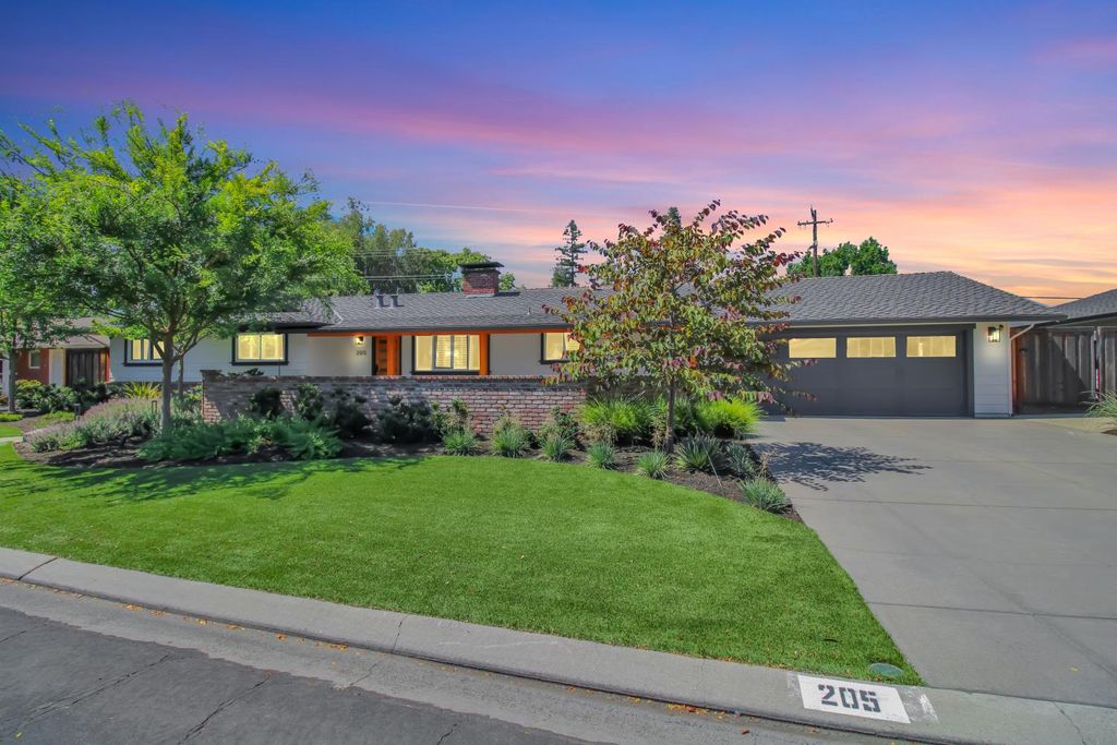 205 Robin Hood Dr, Modesto, CA 95350