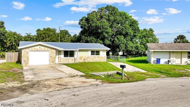 1274 Pondella CIR, North Fort Myers, FL 33903