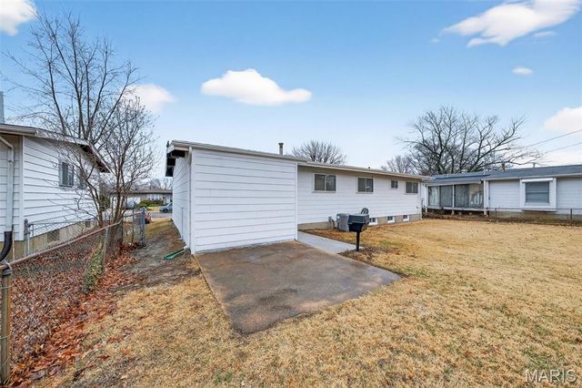 2500 Dove Drive, Florissant, MO 63031