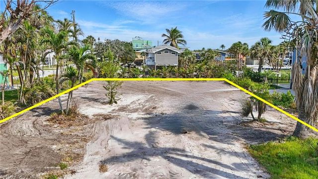 121 Gulf Island DR, Fort Myers Beach, FL 33931