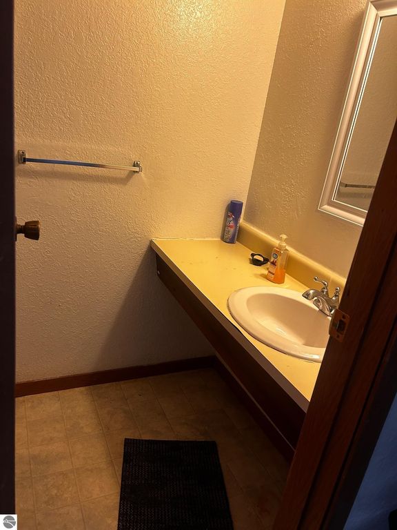 Image 10 of property listing at 1825 S Crawford St # 2, Mt Pleasant, MI 48858