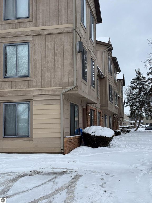 Image 12 of property listing at 1825 S Crawford St # 2, Mt Pleasant, MI 48858